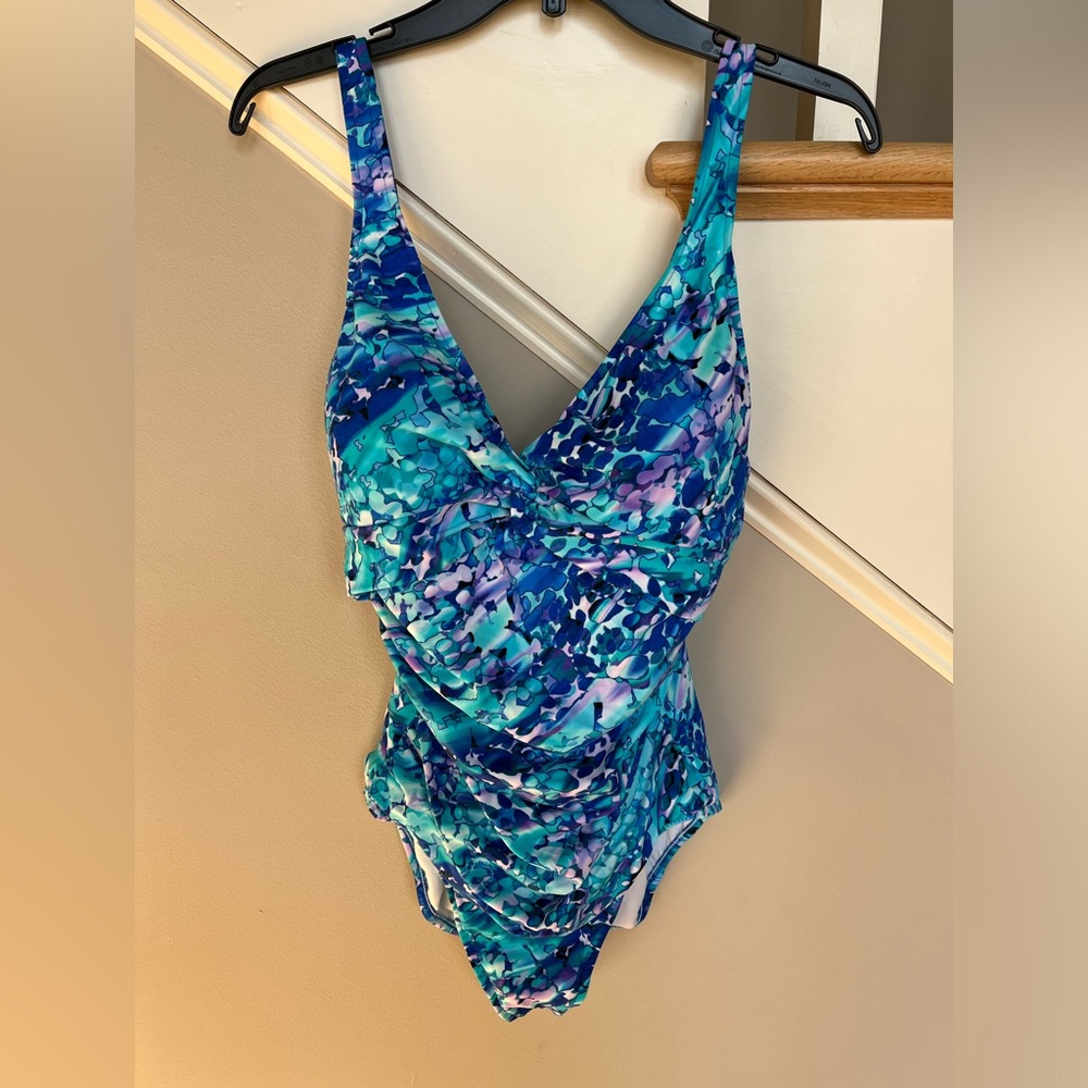 Brand new tummy slimming Croft & Barrow swimsuit. Size 16